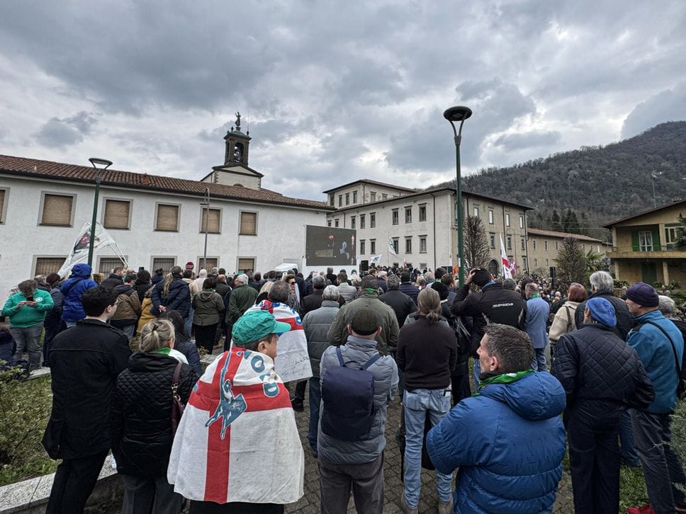 L’ultimo saluto a Bossi a Pontida tra applausi e cori - Le foto