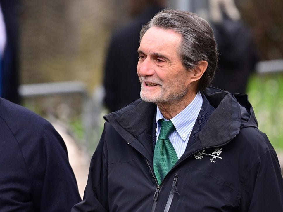 L’ultimo saluto a Bossi a Pontida tra applausi e cori - Le foto