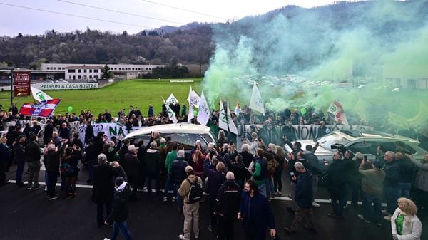 L’ultimo saluto a Bossi a Pontida tra applausi e cori - Le foto