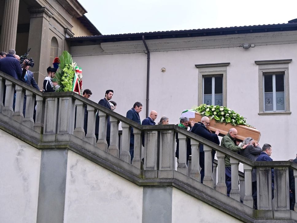 L’ultimo saluto a Bossi a Pontida tra applausi e cori - Le foto