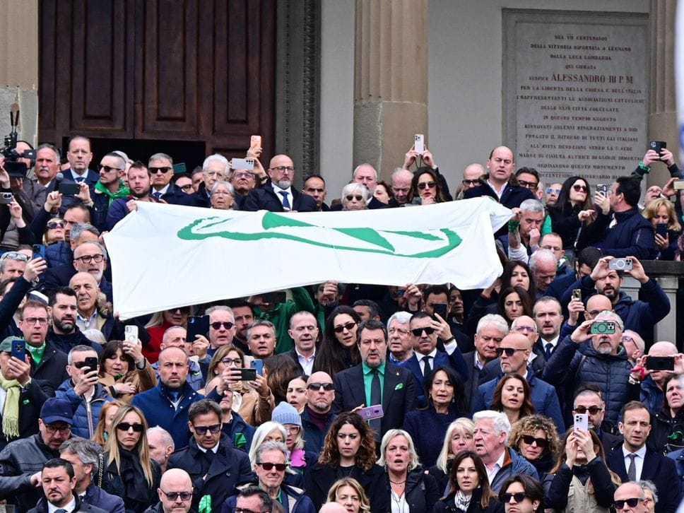 L’ultimo saluto a Bossi a Pontida tra applausi e cori - Le foto