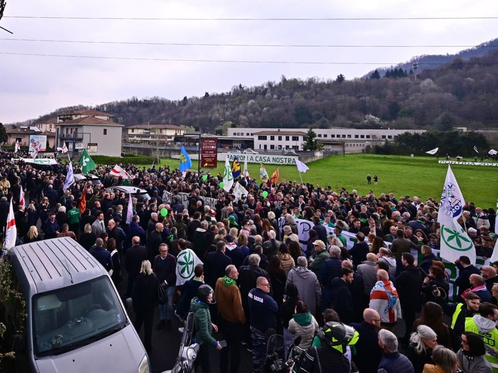 L’ultimo saluto a Bossi a Pontida tra applausi e cori - Le foto