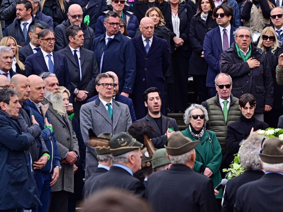 L’ultimo saluto a Bossi a Pontida tra applausi e cori - Le foto