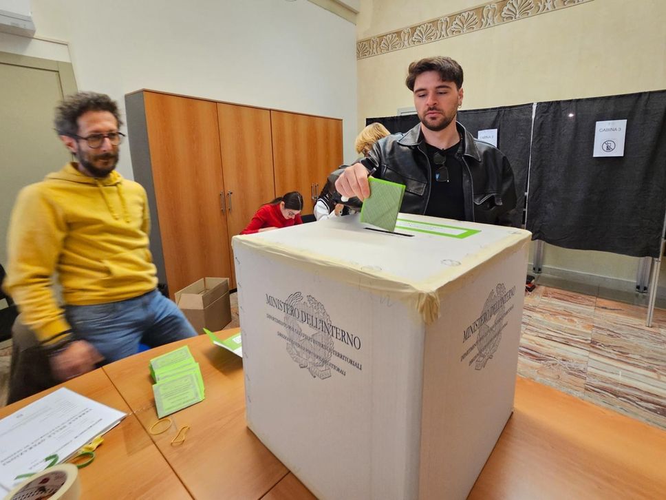 Referendum, domenica alle 23 in Bergamasca il 52,64% di affluenza. La città raggiunge il 56,95%