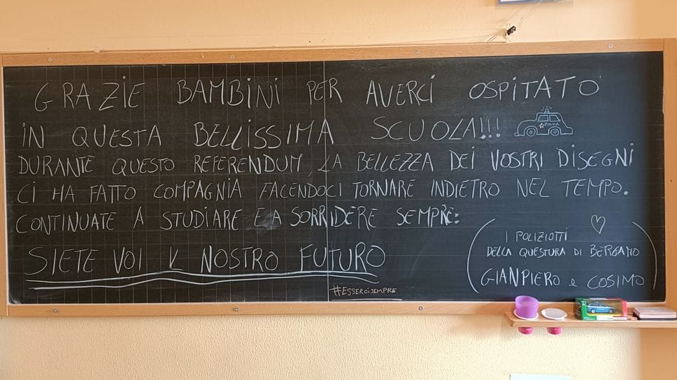 Al seggio a Sorisole è arrivata anche... una mucca. E alla primaria un messaggio per i bimbi - Le foto