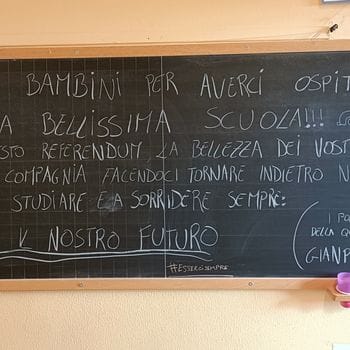 Al seggio a Sorisole è arrivata anche... una mucca. E alla primaria un messaggio per i bimbi - Le foto