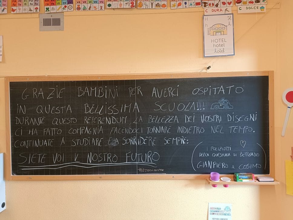Al seggio a Sorisole è arrivata anche... una mucca. E alla primaria un messaggio per i bimbi - Le foto