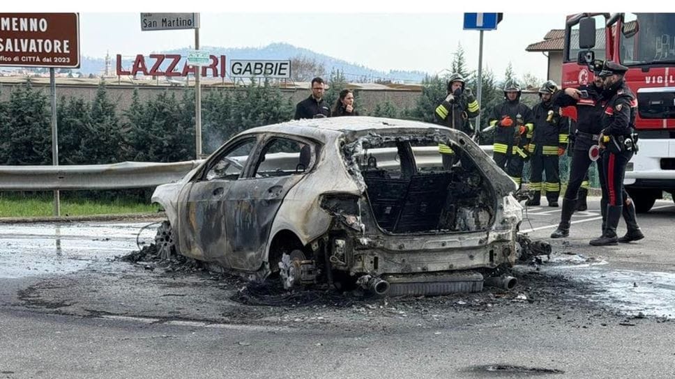 Auto contro moto ad Almenno, in fiamme i mezzi. Centauro 17enne in ospedale