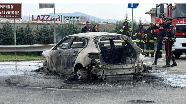 Auto contro moto ad Almenno, in fiamme i mezzi. Centauro 17enne in ospedale