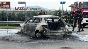 Auto contro moto ad Almenno, in fiamme i mezzi. Centauro 17enne in ospedale
