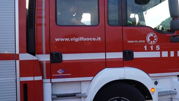 Auto contro moto ad Almenno, in fiamme i mezzi. Centuaro 17enne in ospedale