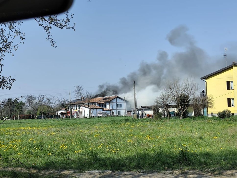 Incendio in un cascinale a Treviglio: 12 persone sfollate - Foto e video