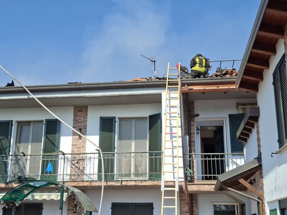 Incendio in un cascinale a Treviglio: 12 persone sfollate - Foto e video