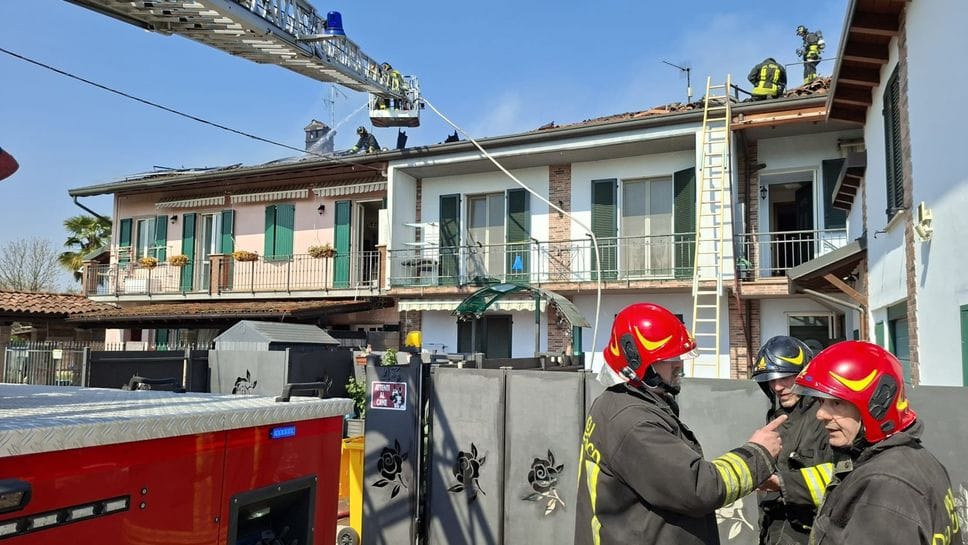 Incendio in un cascinale a Treviglio: fiamme vicino a un maneggio - Foto e video