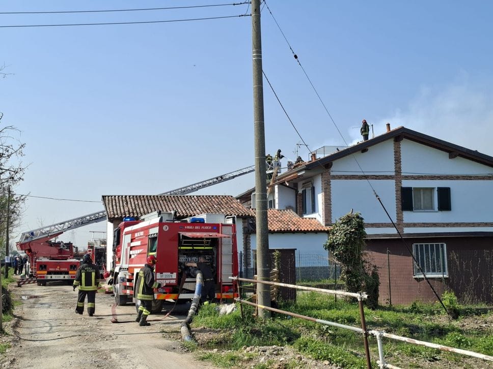 Incendio in un cascinale a Treviglio: fiamme vicino a un maneggio - Foto e video