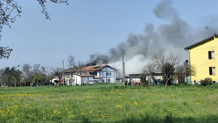 https://storage.ecodibergamo.it/media/photologue/2026/3/23/photos/cache/incendio-in-un-cascinale-a-treviglio-fiamme-vicino-alla-scuola-di-equitazione_f79ce488-26ad-11f1-8e34-721c3b1c5e3e_1920_1080_v3_large_16_9.jpeg