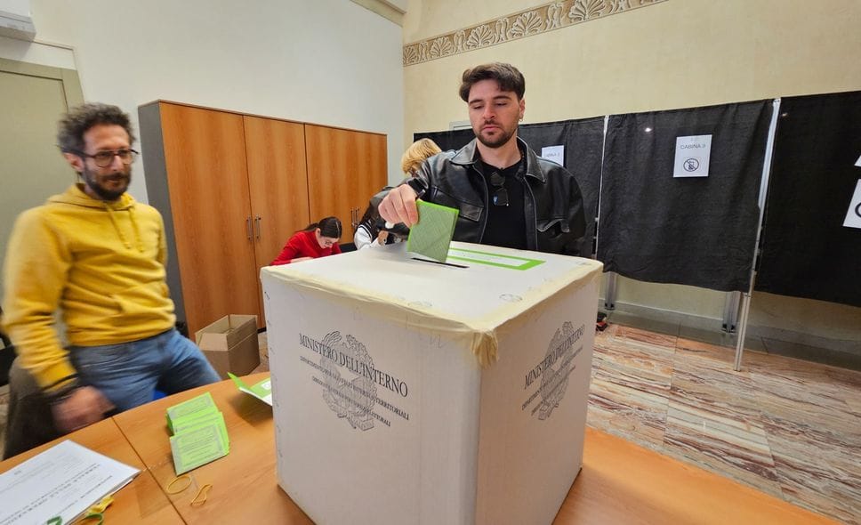 Referendum, affluenza boom: 52,6%. Si vota fino alle 15 di lunedì - Le mappe interattive