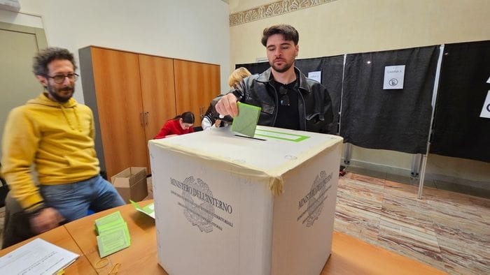 https://storage.ecodibergamo.it/media/photologue/2026/3/23/photos/cache/referendum-affluenza-boom-526-si-vota-fino-alle-15-di-lunedi_f873d00a-2681-11f1-8e34-721c3b1c5e3e_1920_1080_v3_large_16_9.jpg