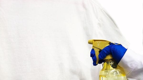 Verso bucati green con sola acqua, grazie a uno spray antimacchia 