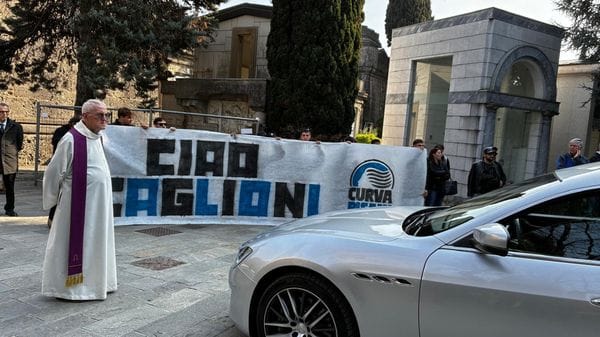 «Ciao Caglioni», l’abbraccio di Bergamo all’artista dallo spirito libero che aveva un sorriso per tutti
