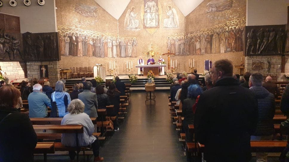 «Ciao Caglioni», l’abbraccio di Bergamo all’artista dallo spirito libero che aveva un sorriso per tutti