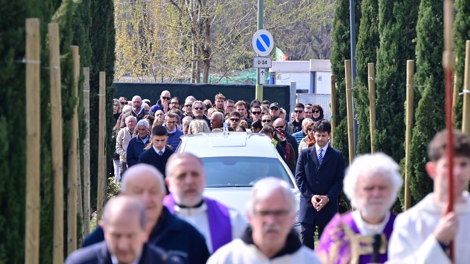 «Fortunati ad averti come figlio». A Villa di Serio i funerali di Mattia Signorelli