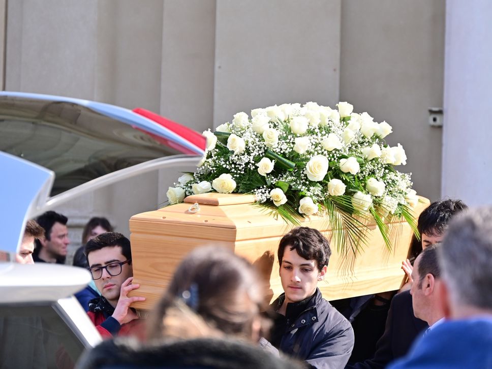 «Fortunati ad averti come figlio». A Villa di Serio i funerali di Mattia Signorelli