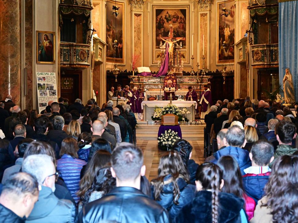 «Fortunati ad averti come figlio». A Villa di Serio i funerali di Mattia Signorelli