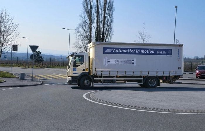 Al Cern il primo trasporto di antimateria, 92 antiparticelle in bottiglia   VIDEO