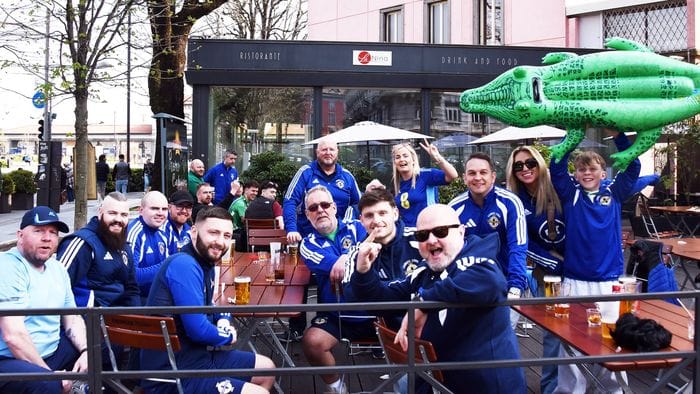 bandiere birre e pantaloncini la carica dei tifosi nordirlandesi a bergamo sogniamo il mondiale