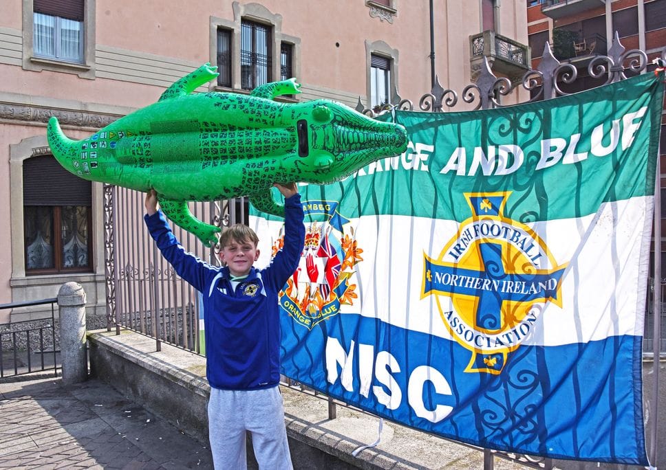 Bandiere, birre e pantaloncini: la carica dei tifosi  nordirlandesi   a Bergamo. «Sogniamo il Mondiale»