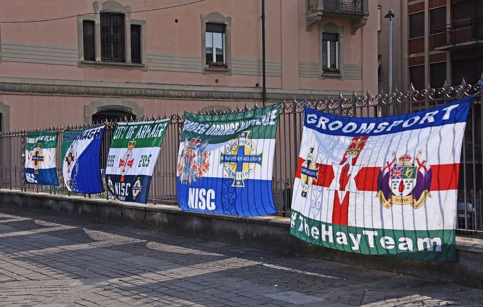 Bandiere, birre e pantaloncini: la carica dei tifosi  nordirlandesi   a Bergamo. «Sogniamo il Mondiale»