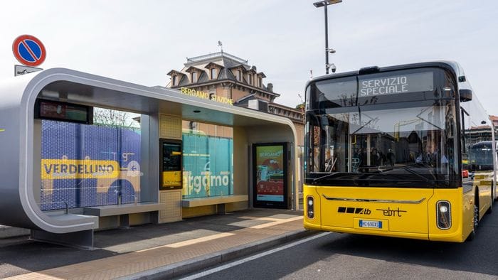 https://storage.ecodibergamo.it/media/photologue/2026/3/25/photos/cache/e-brt-presentati-autobus-e-pensiline-tecnologia-al-centro_fd4cf774-287e-11f1-8e34-721c3b1c5e3e_1920_1080_v3_large_16_9.jpeg