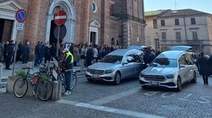 Padre e figlio morti a un giorno di distanza. I funerali insieme a Caravaggio