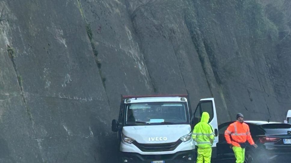 Scontro tra un furgone e un’auto, traffico in tilt in Val Brembana