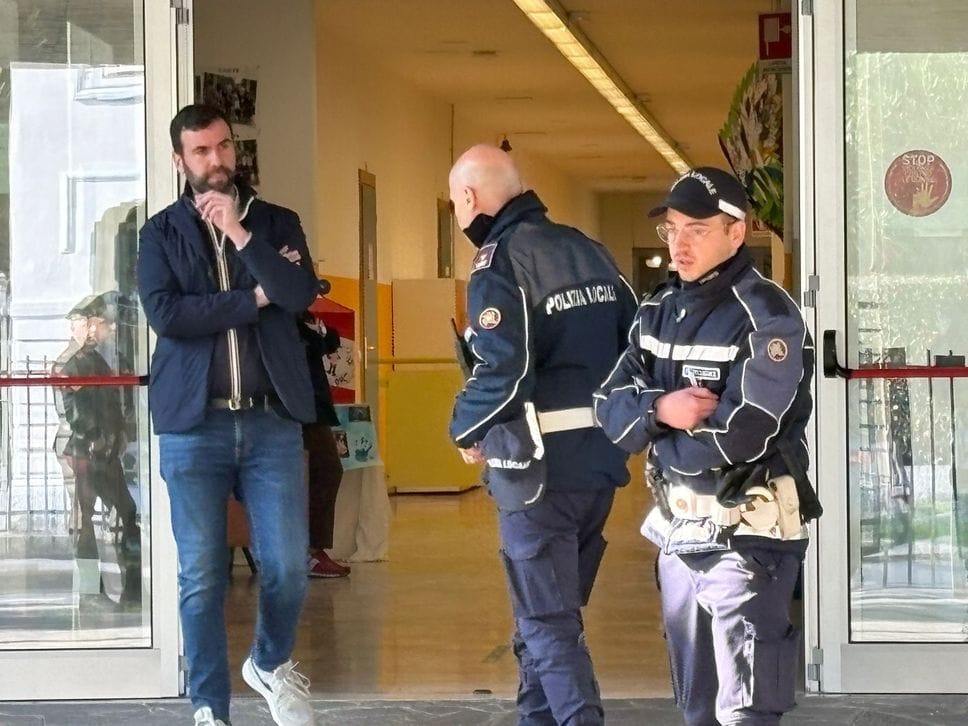 Scuole medie di Trescore, insegnante accoltellata da un alunno 13enne: operata, non è in pericolo di vita. Il ministro: «Fatto gravissimo» - Foto e video