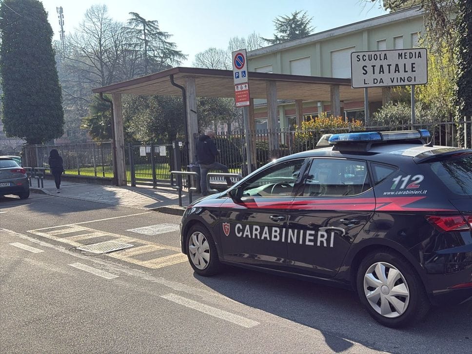 Scuole medie di Trescore, insegnante accoltellata da un alunno 13enne: operata, non è in pericolo di vita. Il ministro: «Fatto gravissimo» - Foto e video