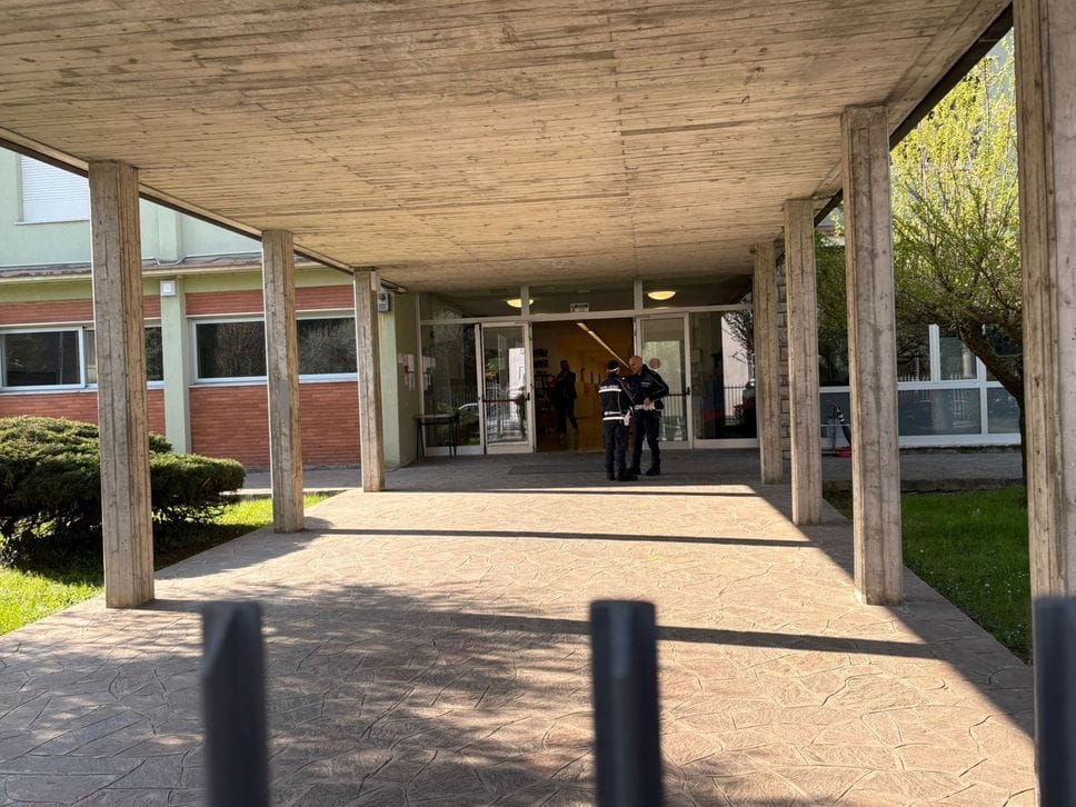 Scuole medie di Trescore, insegnante accoltellata da un alunno 13enne: operata, non è in pericolo di vita. Il ministro: «Fatto gravissimo» - Foto e video