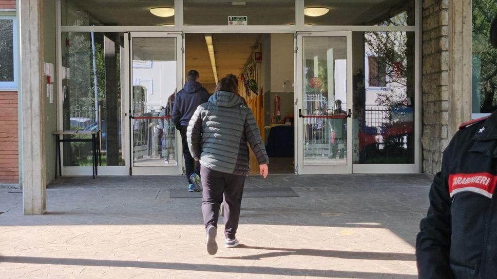 Scuole medie di Trescore, insegnante accoltellata da un alunno 13enne: operata, non è in pericolo di vita. Il ministro: «Fatto gravissimo» - Foto e video
