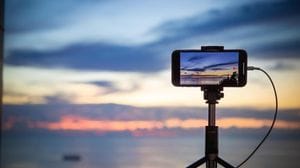 Smartphone connessi ovunque con sciami di satelliti in miniatura