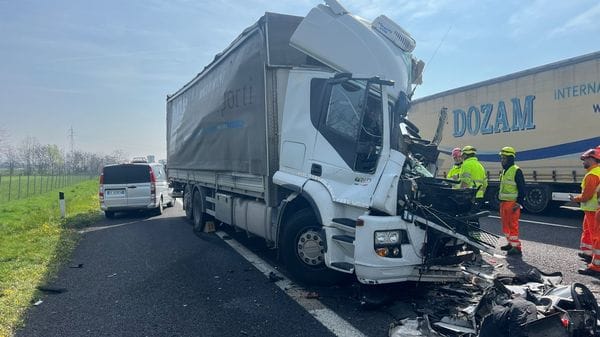 Tragico tamponamento in A4, muore camionista 36enne - Foto e video