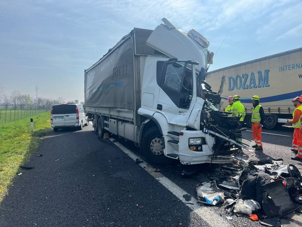 Tragico tamponamento tra mezzi pesanti in A4, muore camionista 36enne - Foto e video
