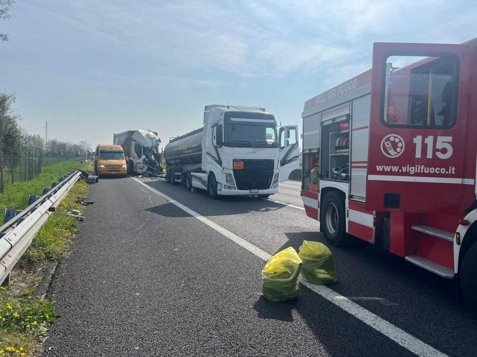 Tragico tamponamento tra mezzi pesanti in A4, muore camionista 36enne - Foto e video