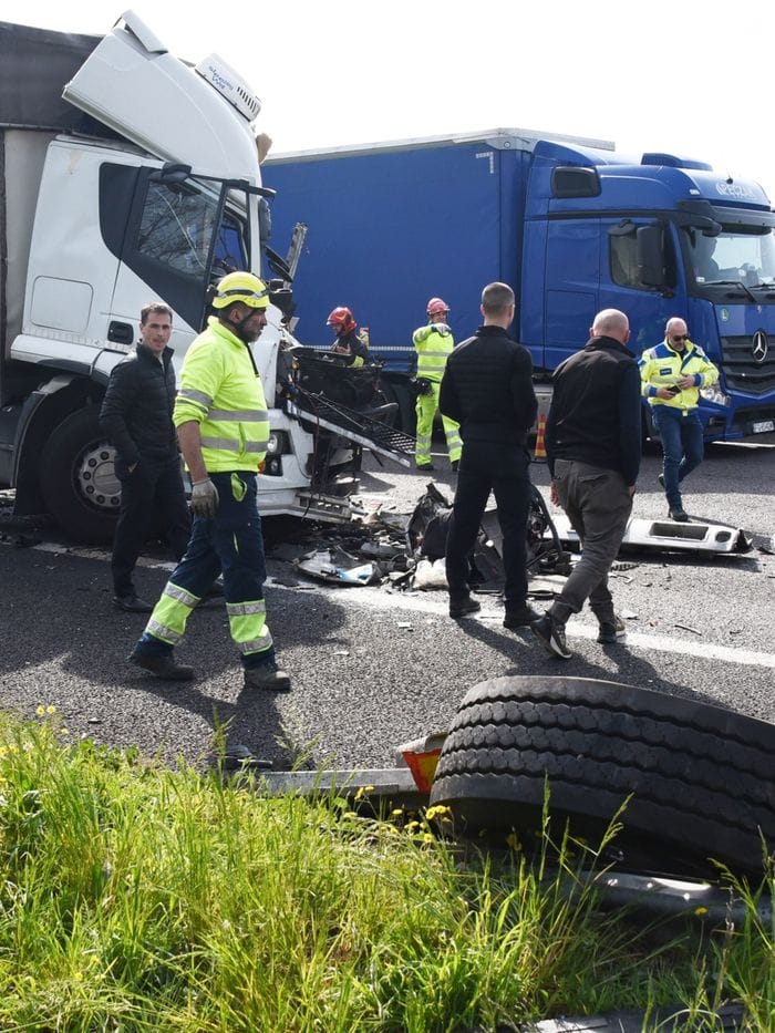 Tragico tamponamento tra mezzi pesanti in A4, muore camionista 36enne - Foto e video