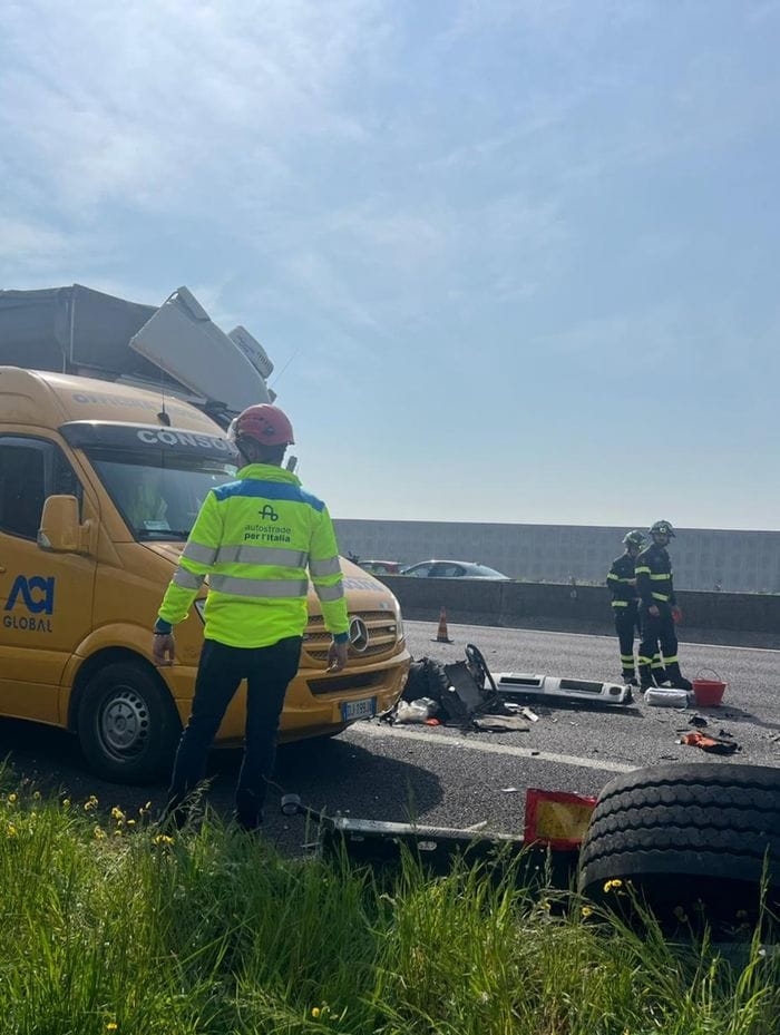 Tragico tamponamento tra mezzi pesanti in A4, muore camionista 36enne - Foto e video