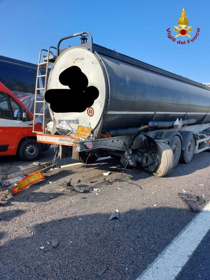 Tragico tamponamento tra mezzi pesanti in A4, muore camionista 36enne - Foto e video