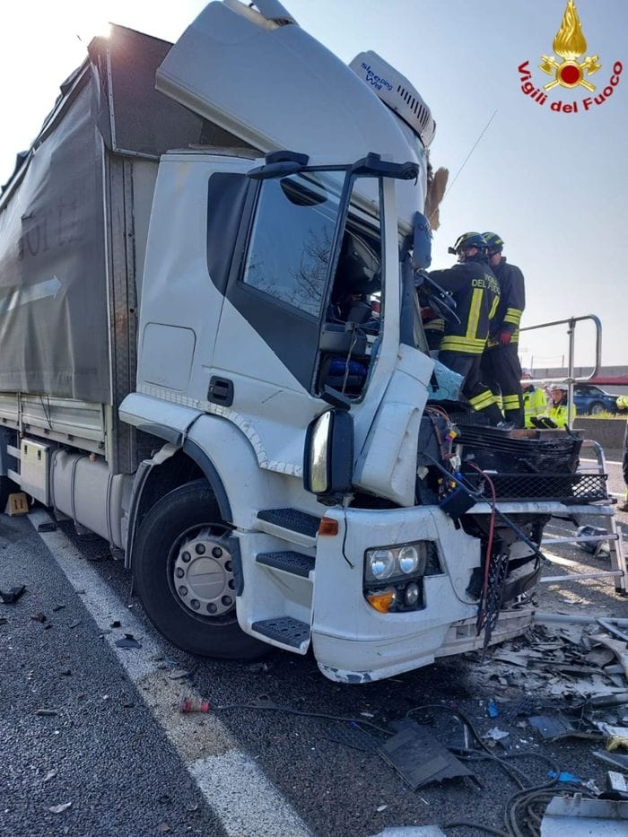 Tragico tamponamento tra mezzi pesanti in A4, muore camionista 36enne - Foto e video