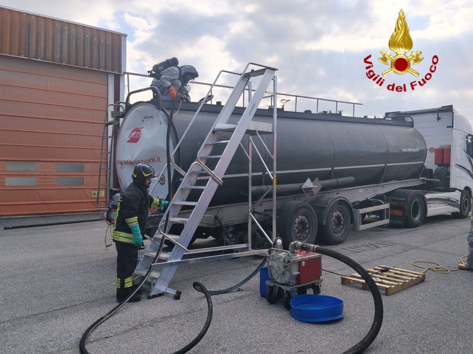 Tragico tamponamento tra mezzi pesanti in A4, muore camionista 36enne - Foto e video