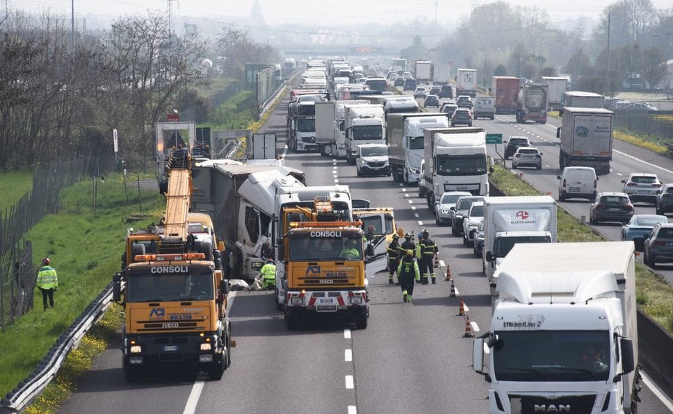 Tragico tamponamento tra mezzi pesanti in A4, muore camionista 36enne - Foto e video