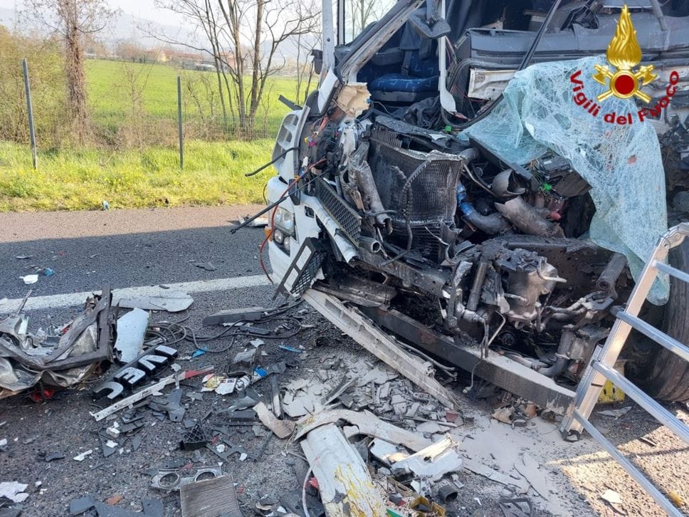 Tragico tamponamento tra mezzi pesanti in A4, muore camionista 36enne - Foto e video